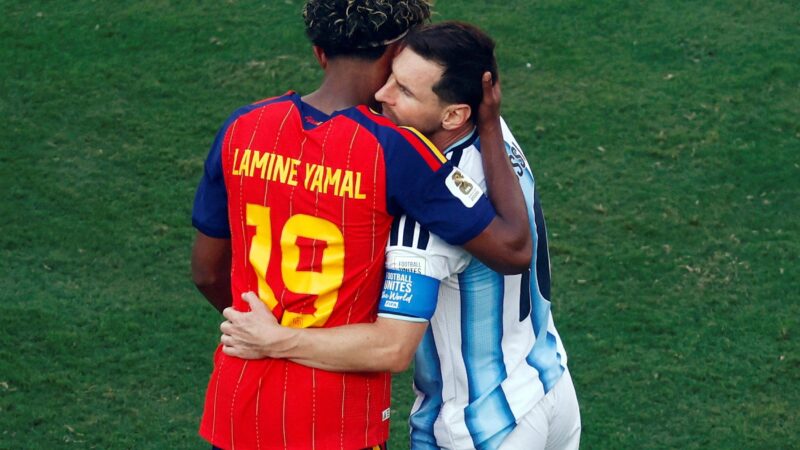 Yamal abraça Messi depois de vitória da Espanha contra a Argentina; veja