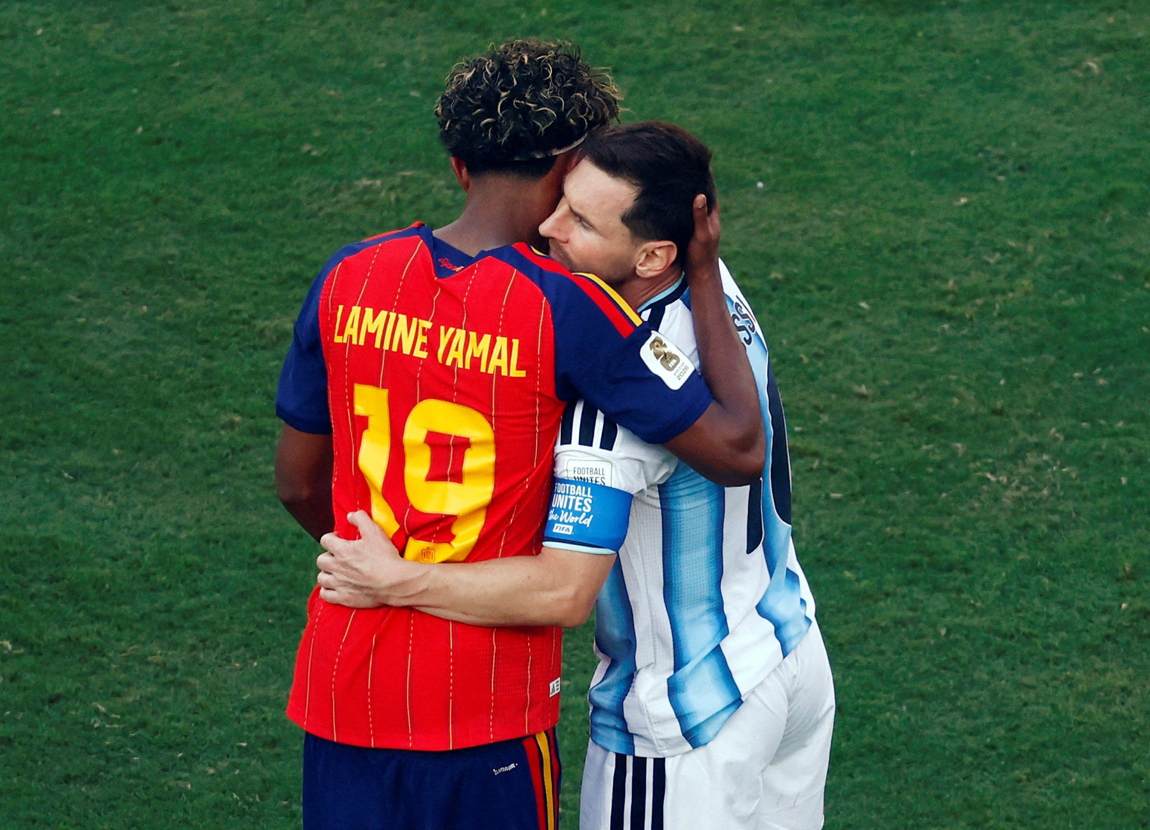Yamal abraça Messi depois de vitória da Espanha contra a Argentina; veja