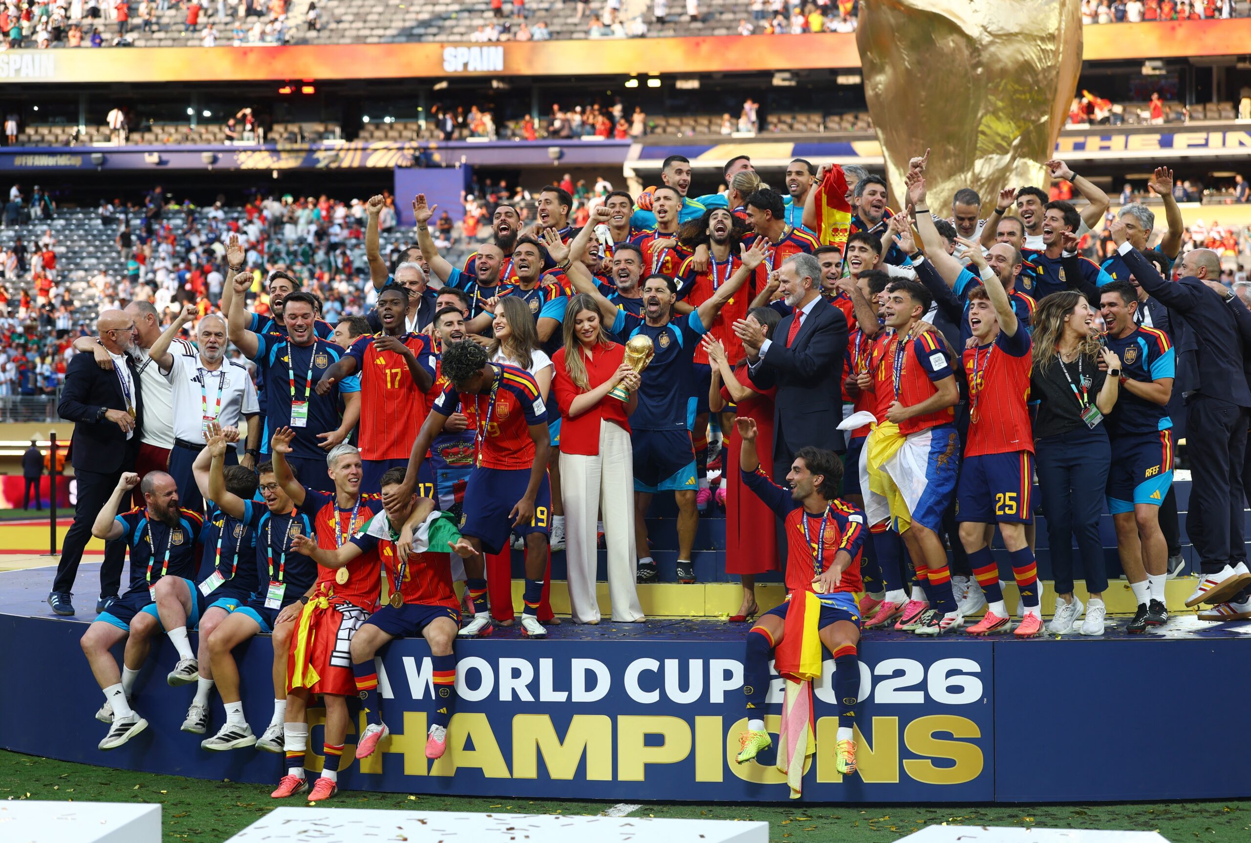 Entenda porque jogadores da Espanha usaram bandeiras diferentes no pódio da Copa do Mundo