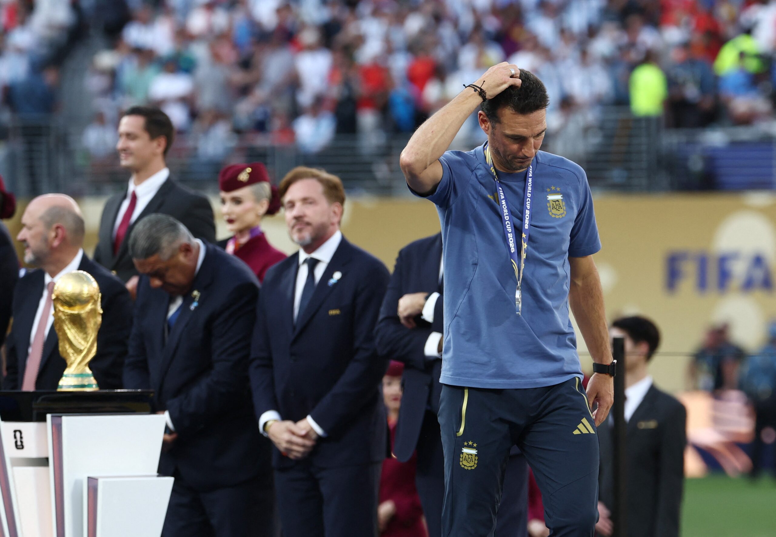 Scaloni chora em coletiva e evita projetar próprio futuro e o de Messi: “Dói na alma”