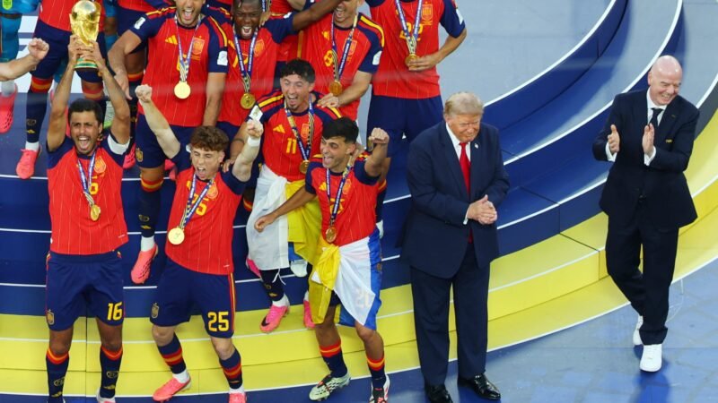 Trump tenta transformar celebração espanhola em momento de protagonismo político