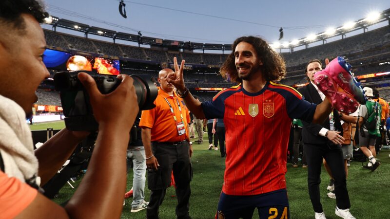 Vai cumprir? Cucurella mantém promessa de tatuar o rosto do técnico da Espanha após ganhar a Copa