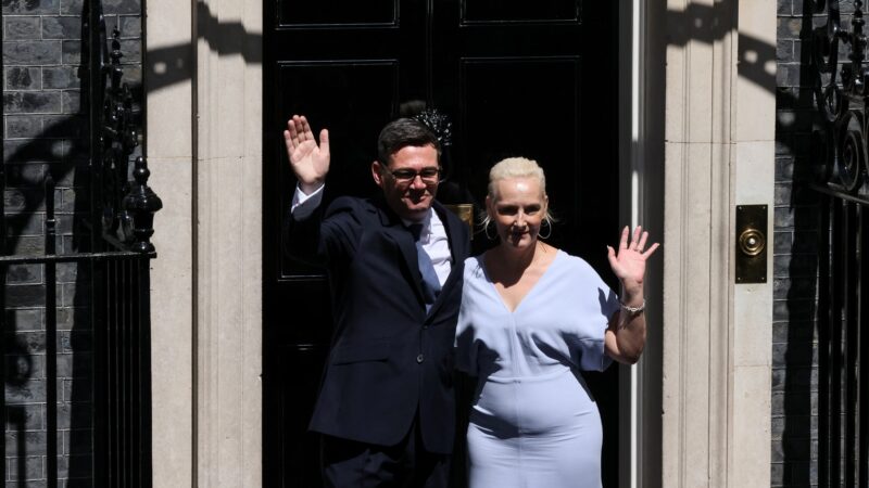 Novo premiê do Reino Unido, Andy Burnham, assume governo e faz primero discurso