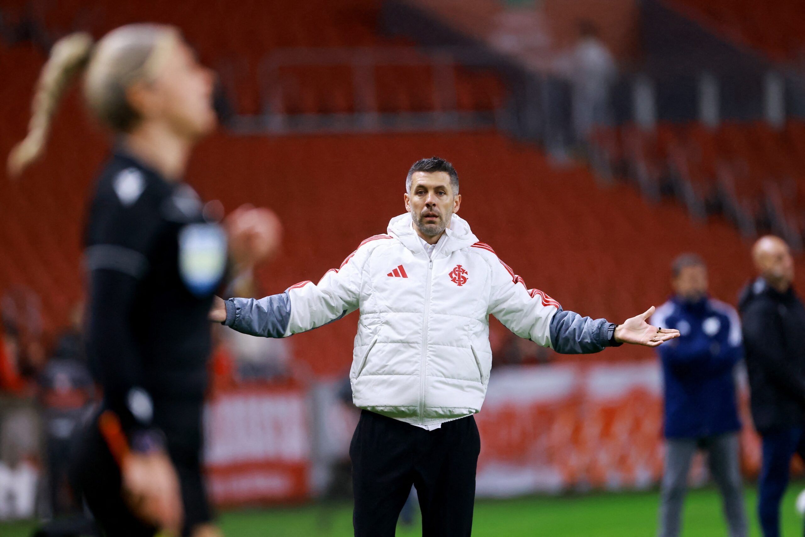 Pezzolano explica mudanças em derrota do Inter para o Cruzeiro e alerta: “Ano difícil”