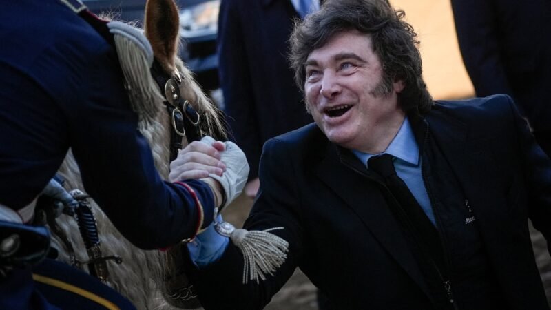 Milei assina decreto para barrar ou expulsar estrangeiros que atacarem argentinos