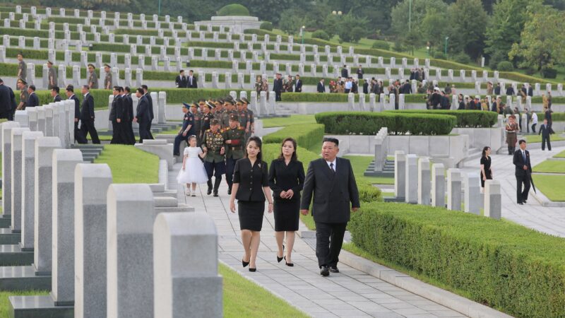 Líder da Coreia do Norte comemora aniversário de guerra com a filha ao seu lado; FOTOS