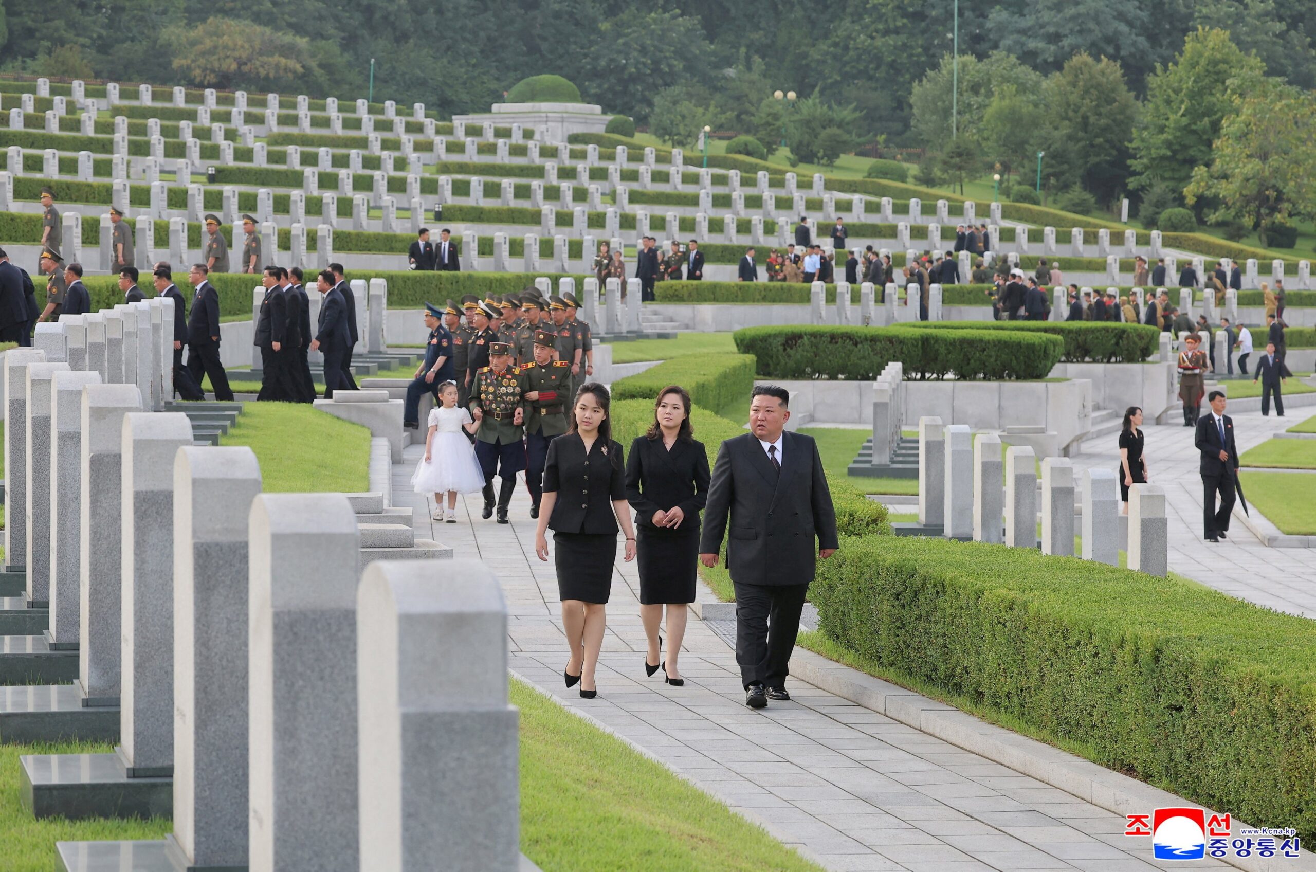 Líder da Coreia do Norte comemora aniversário de guerra com a filha ao seu lado; FOTOS