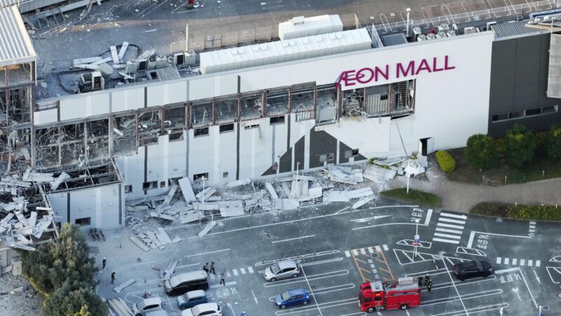 É #FAKE que vídeo mostre pessoas presas em shopping atingido por explosão após terremoto no Japão; cenas são de tremor de 2024