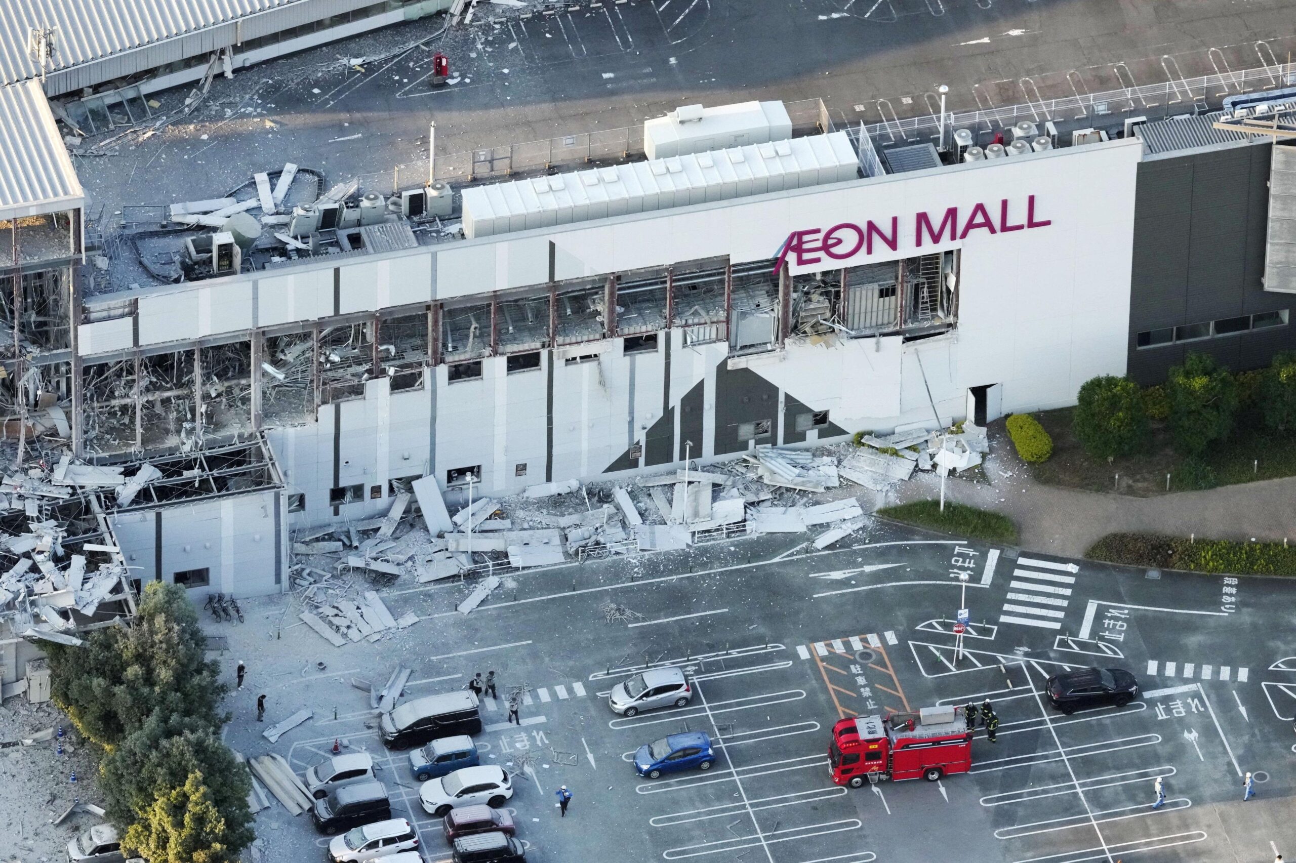 É #FAKE que vídeo mostre pessoas presas em shopping atingido por explosão após terremoto no Japão; cenas são de tremor de 2024