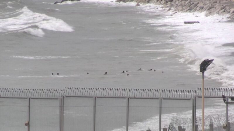 VÍDEOS mostram chegada de milhares de imigrantes de Marrocos a Ceuta, na Espanha