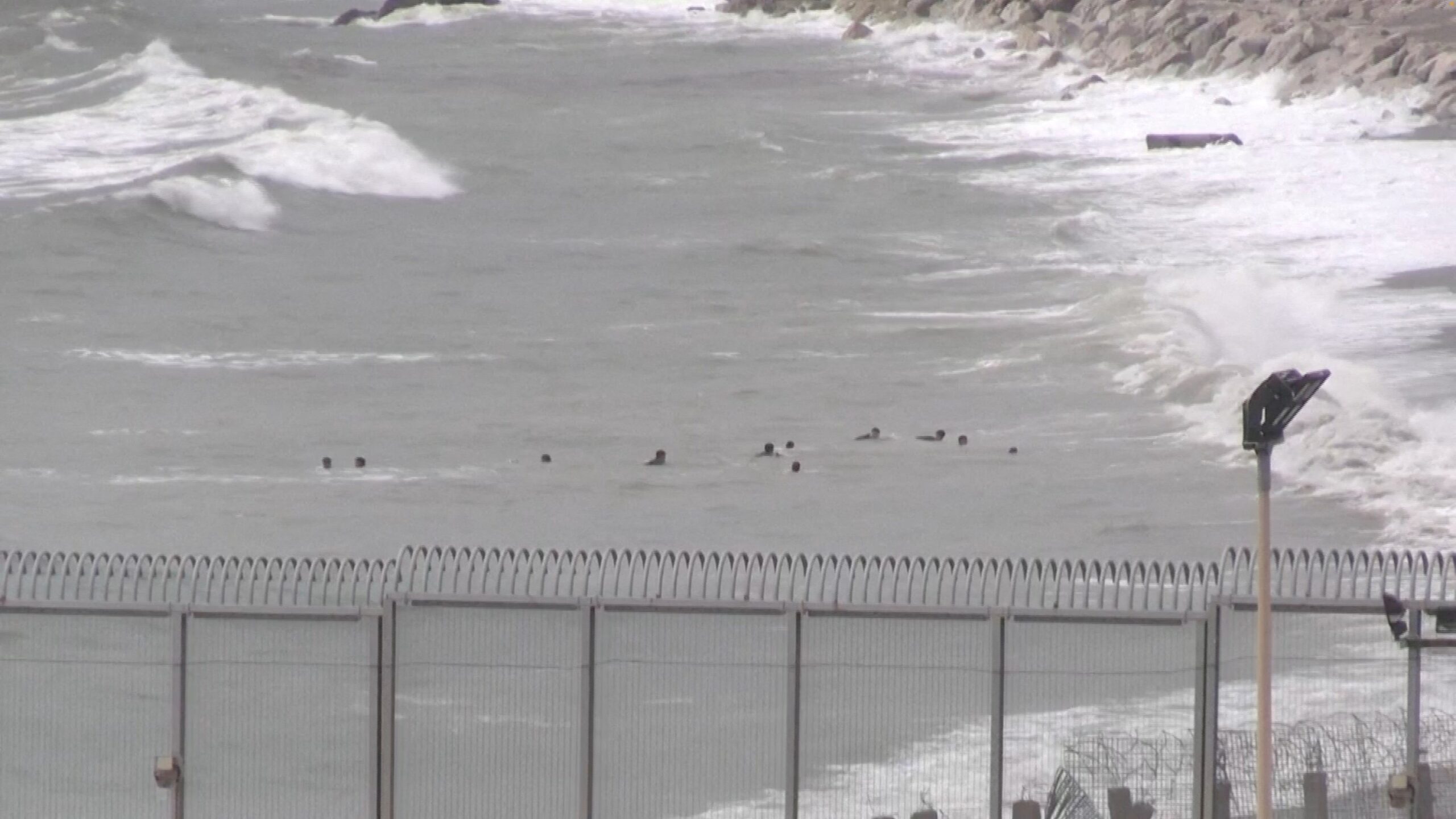 VÍDEOS mostram chegada de milhares de imigrantes de Marrocos a Ceuta, na Espanha