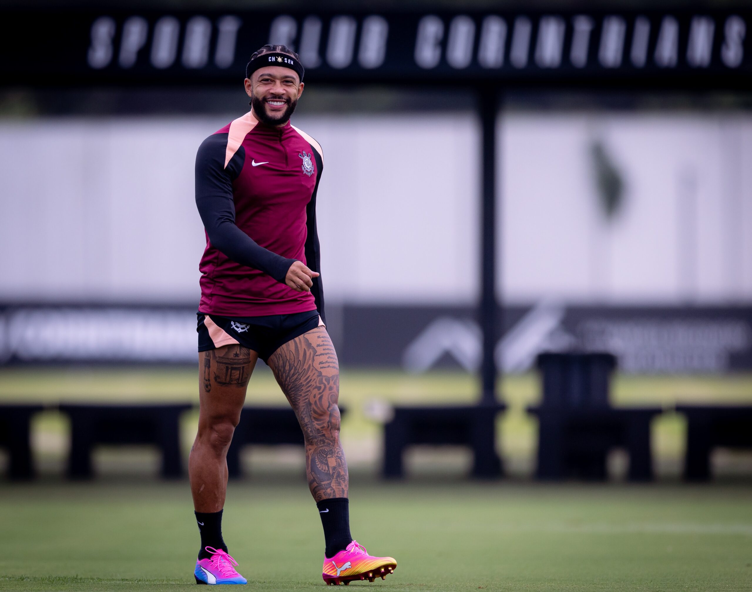 Corinthians acerta detalhes finais de novo contrato e espera retorno de Memphis ao Brasil