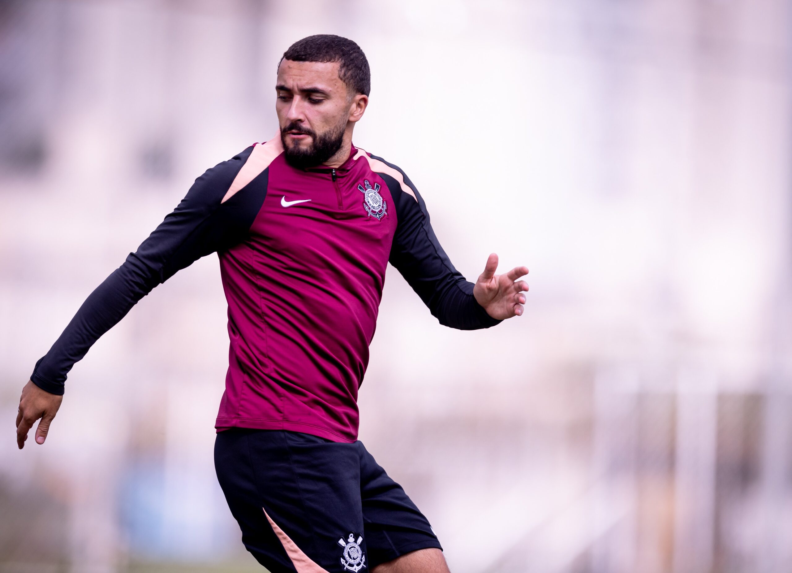 Labyad sente desconforto e não vai a campo no CT do Corinthians