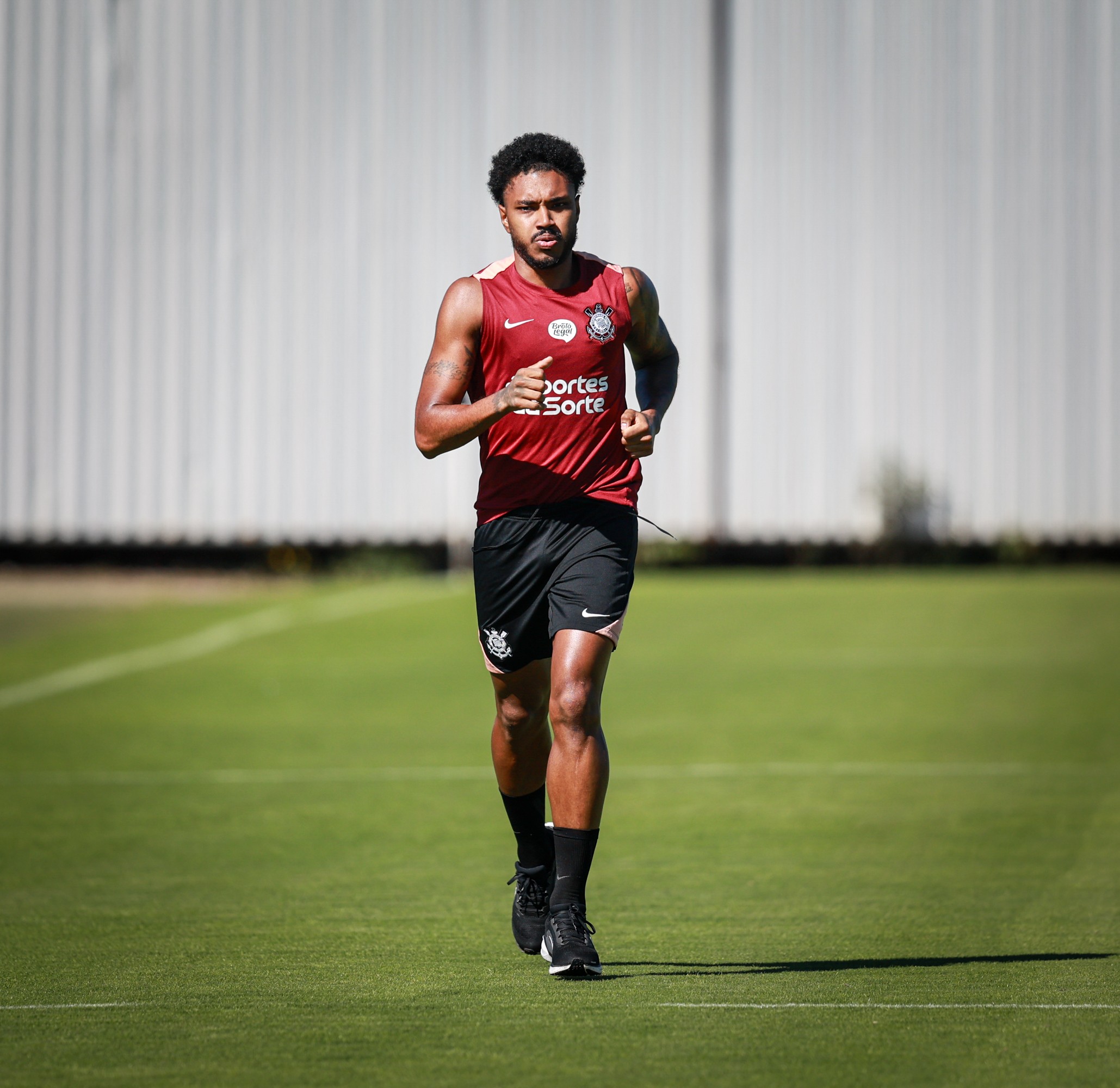 Hugo e Vitinho treinam em campo e podem reforçar Corinthians depois da intertemporada