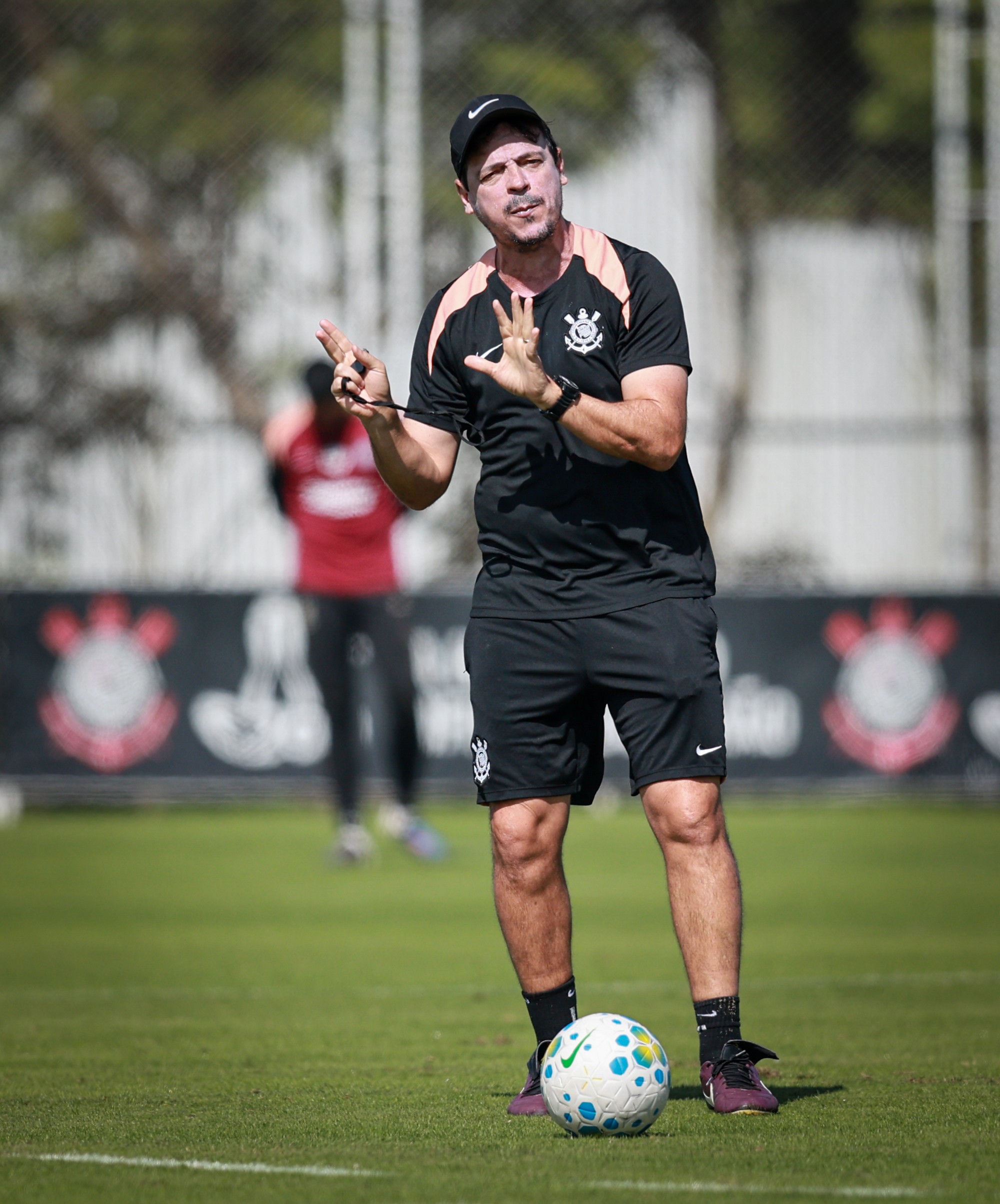 Treino do Corinthians: Diniz comanda trabalho tático antes de amistoso