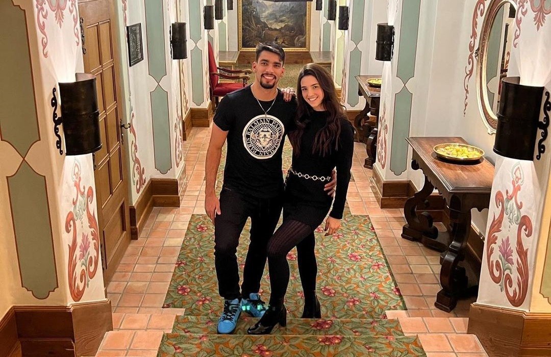 Esposa de Lucas Paquetá surpreende nas redes com versão em papelão do marido; veja foto
