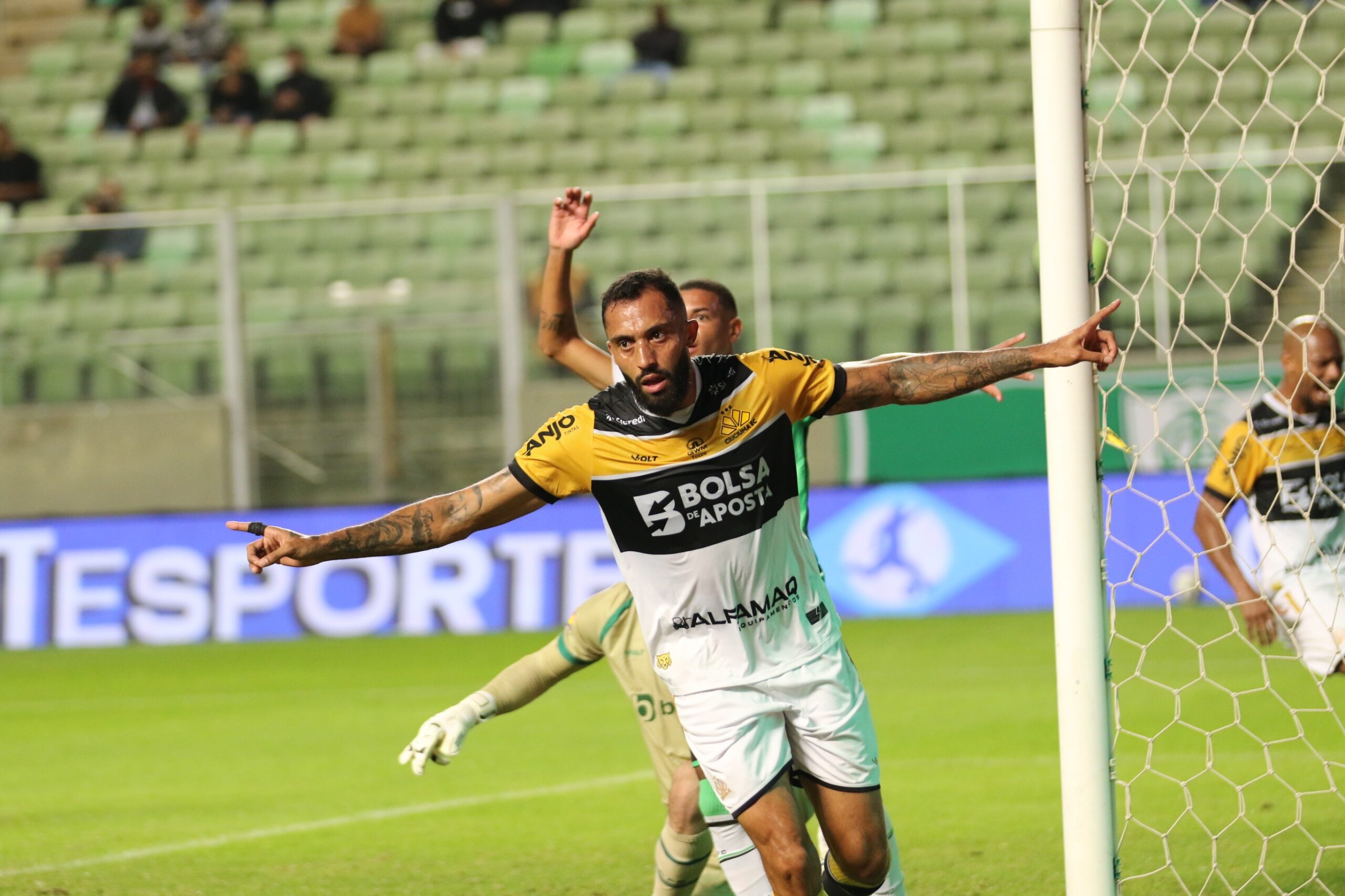 Zagueiro titular do Criciúma vira desfalque após lesão