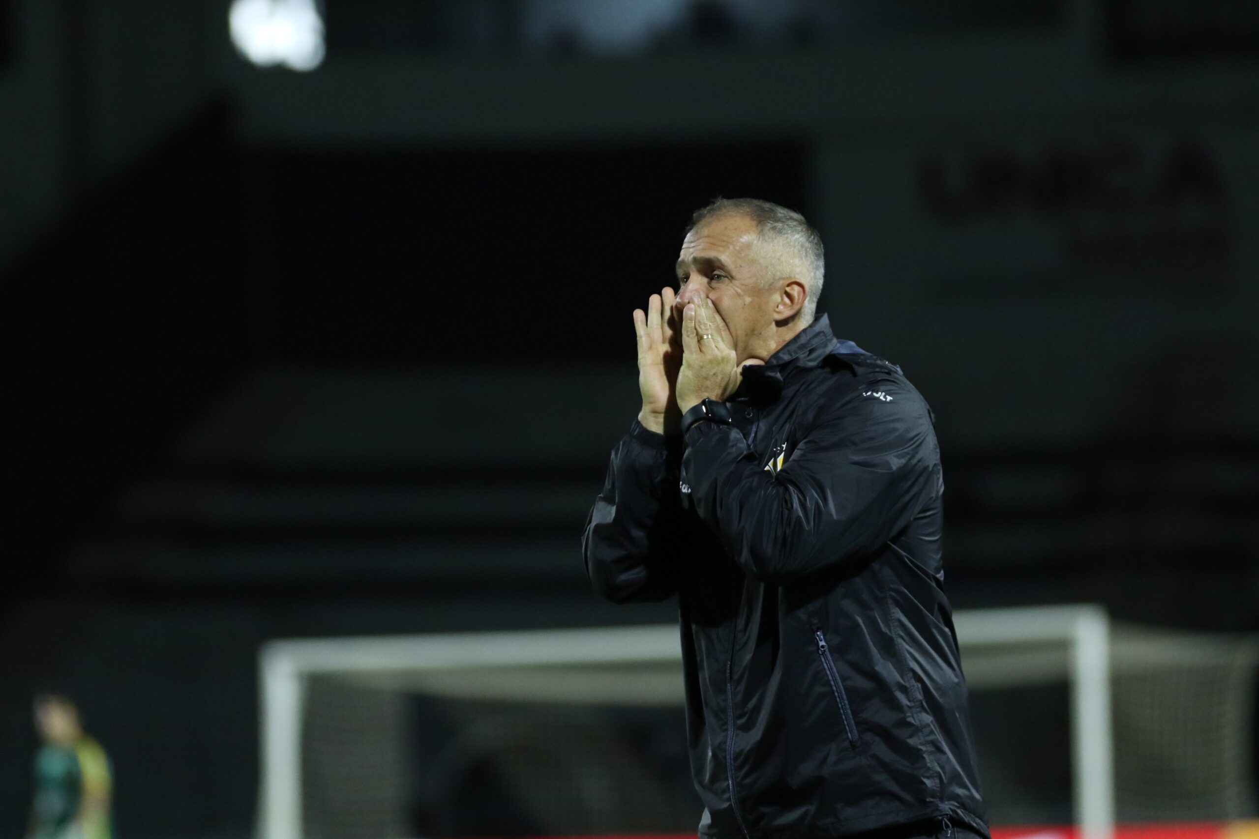 Após assumir liderança, técnico do Criciúma convoca torcida: “12 mil é pouco”