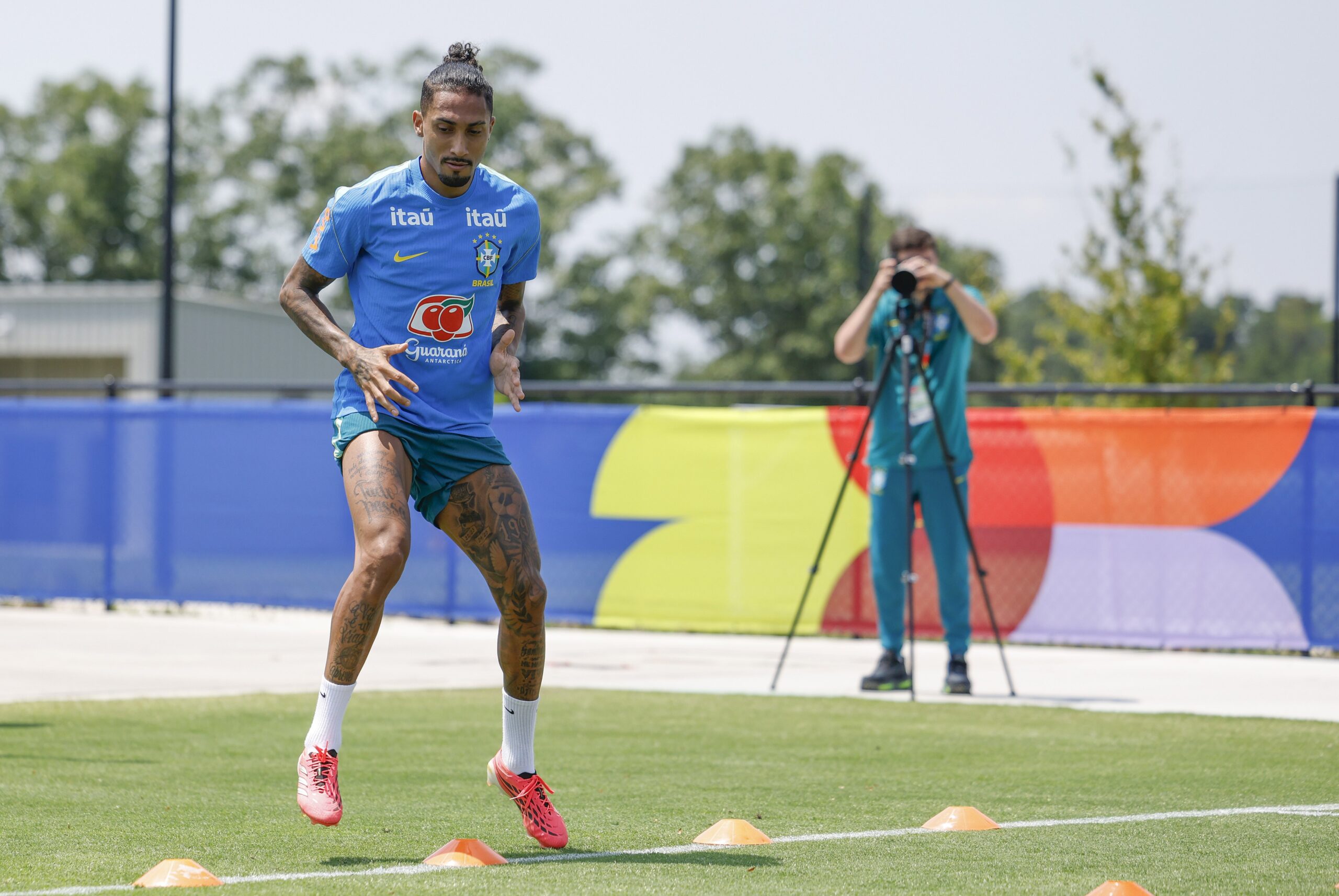 Raphinha continua sem treinar com grupo e desfalca Brasil contra a Noruega