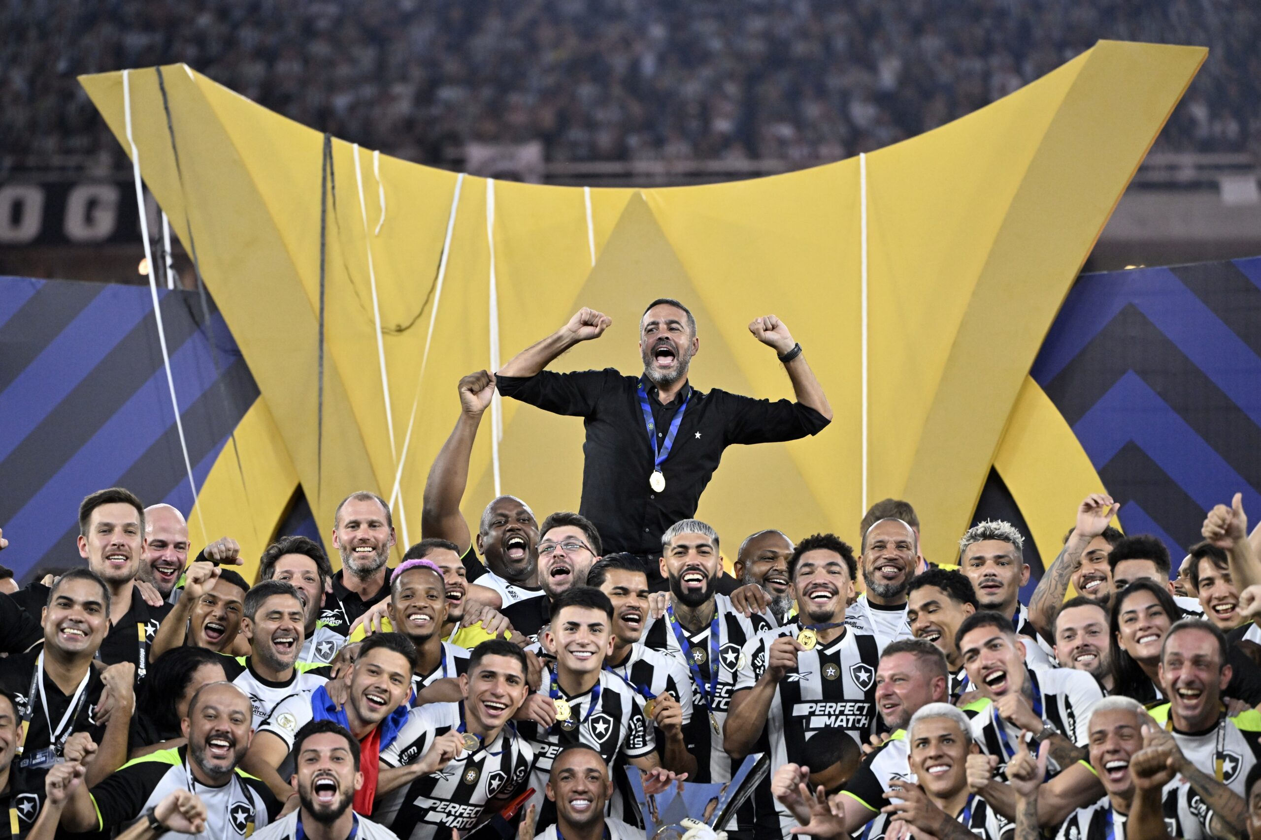 “O respeito continua, mas somos rivais”: jogadores do Botafogo projetam reencontro com Artur Jorge