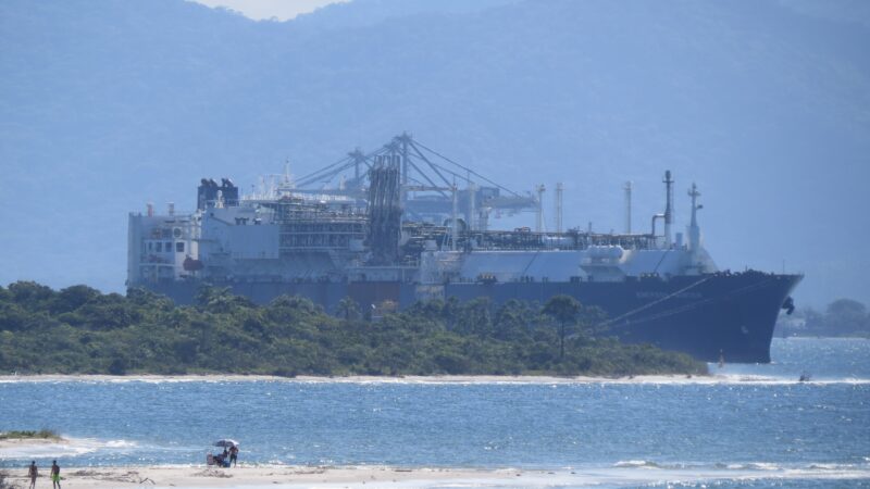 Navio cargueiro dos EUA é atingido por drone em porto do Egito