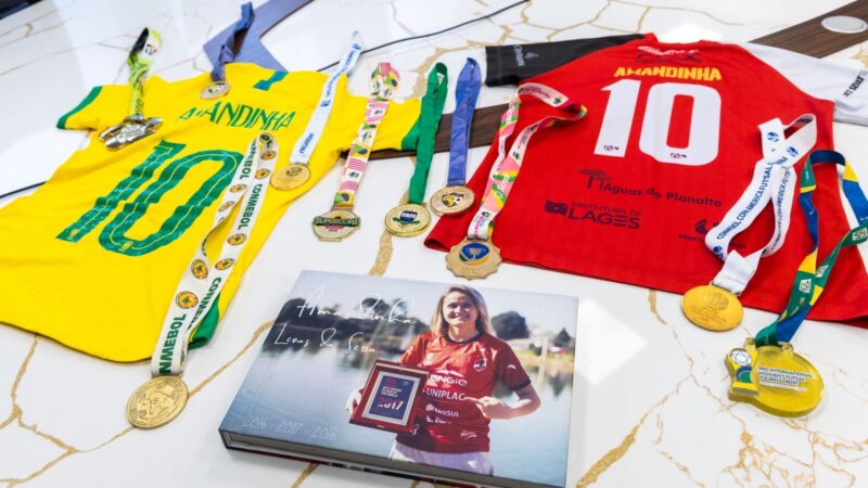 Oito vezes melhor do mundo de futsal, Amandinha é homenageada pela Alesc