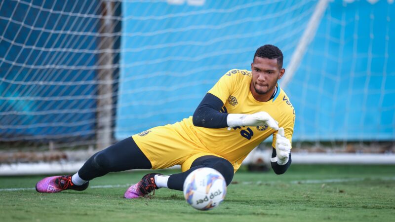 Grêmio encaminha saída em definitivo do goleiro Adriel para clube de Portugal