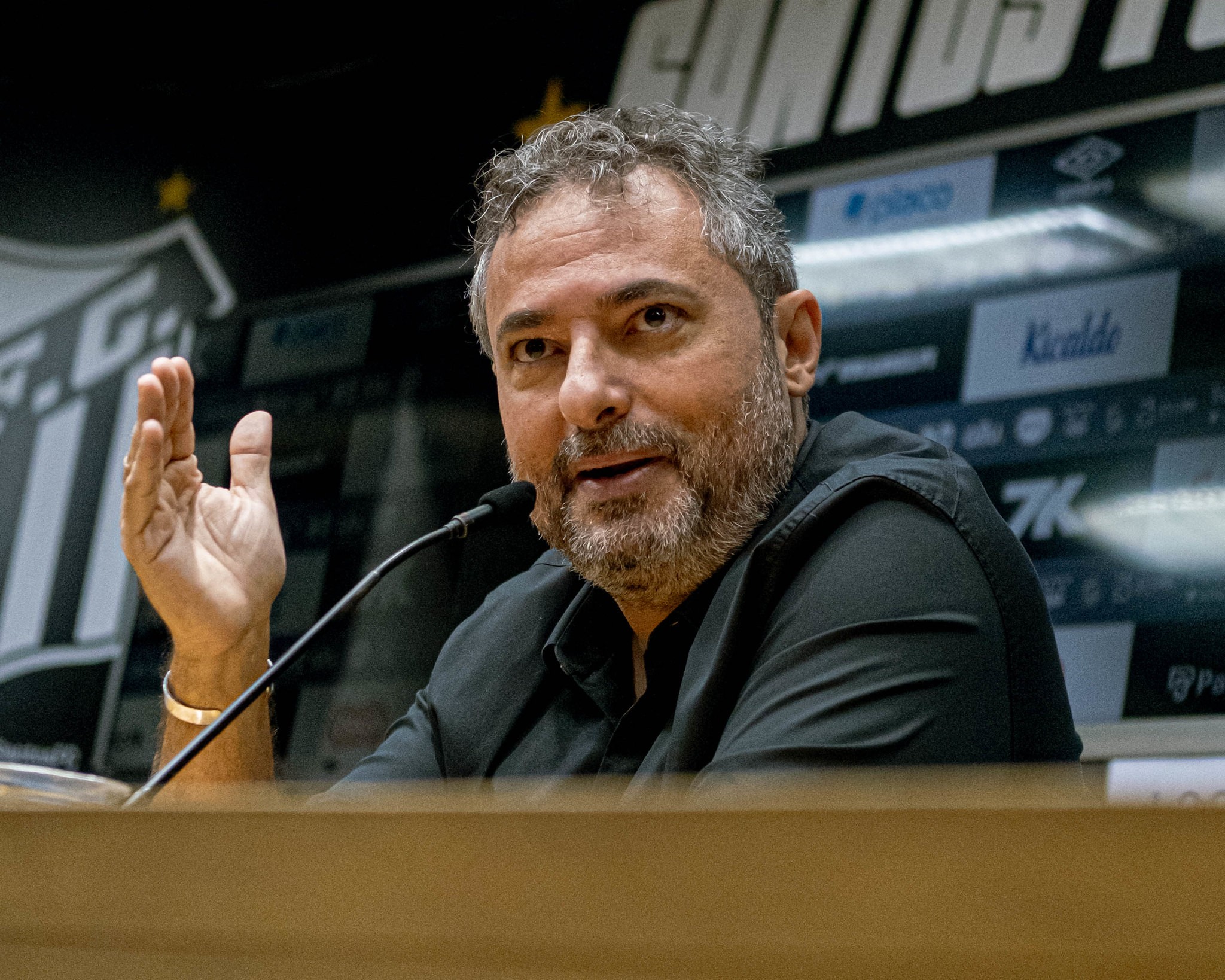 Alexandre Mattos explica reunião com elenco do Santos e diz: “Temos que produzir receitas”