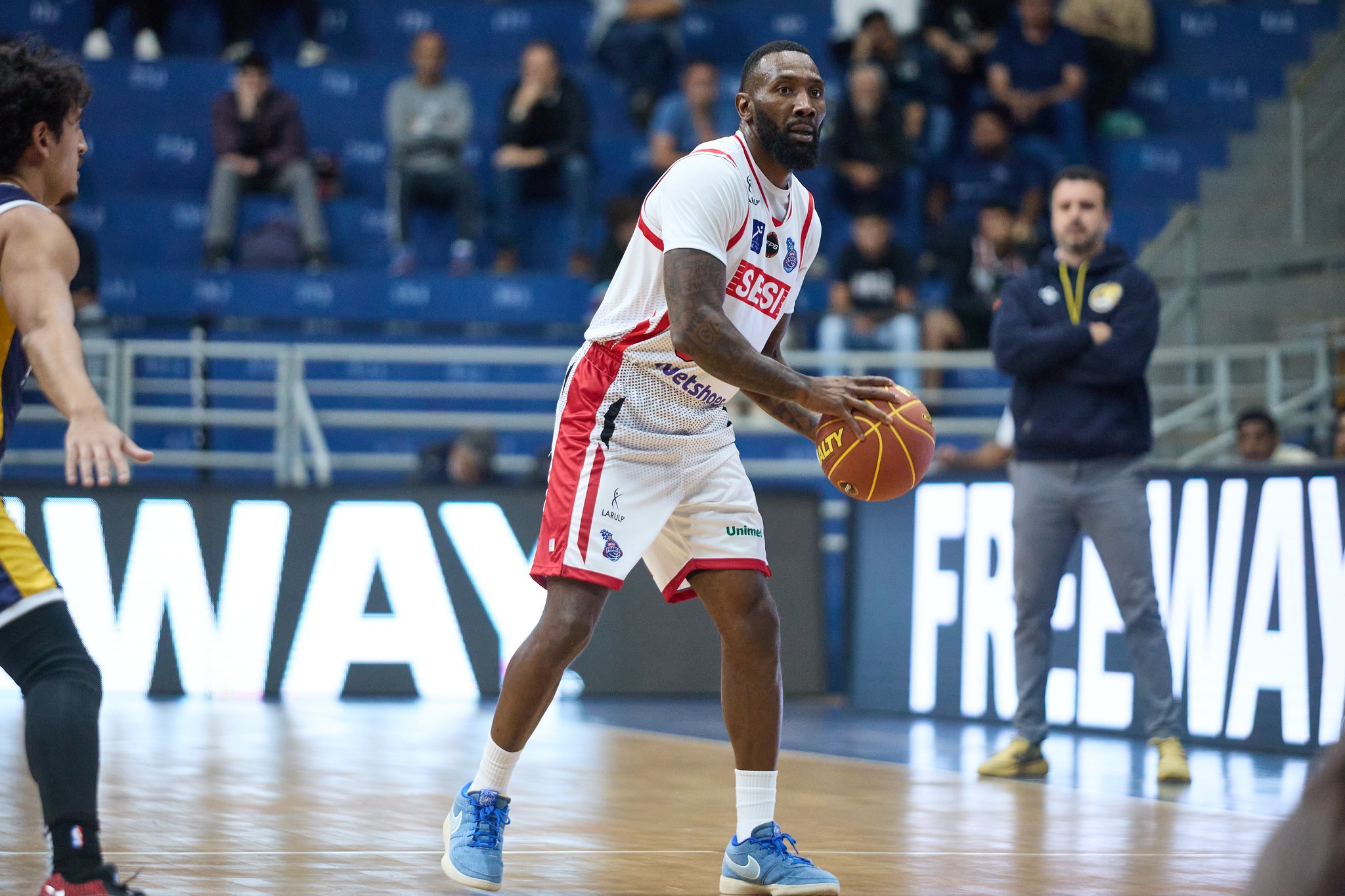 Bauru Basket contrata o ala-armador americano Corderro Bennett