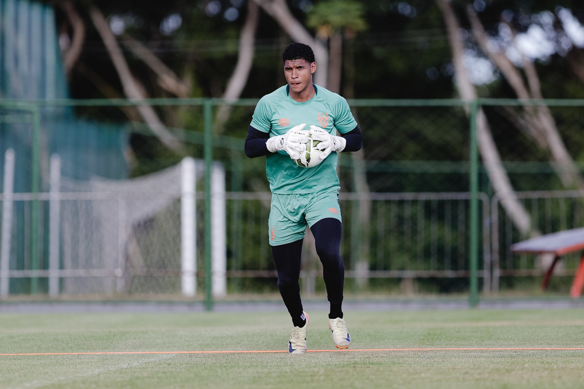 Vila Nova pede retorno, e goleiro Halls está de saída do Sport