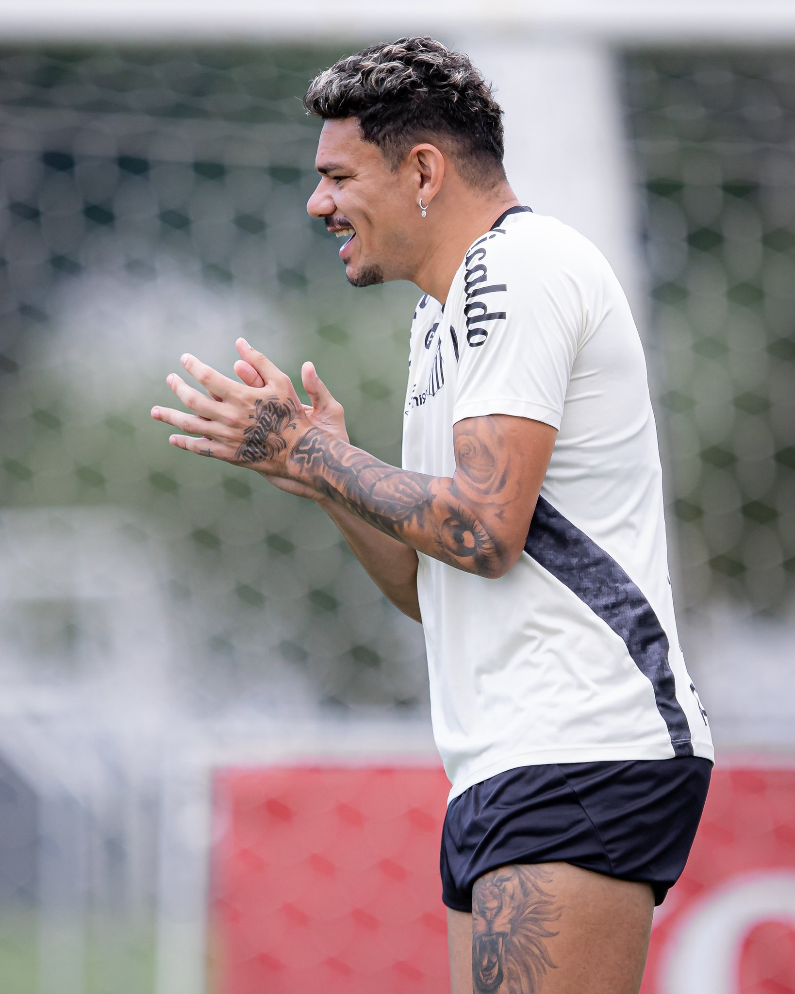 Tiquinho Soares cobra atrasos de salário na Justiça e rescinde contrato com o Santos