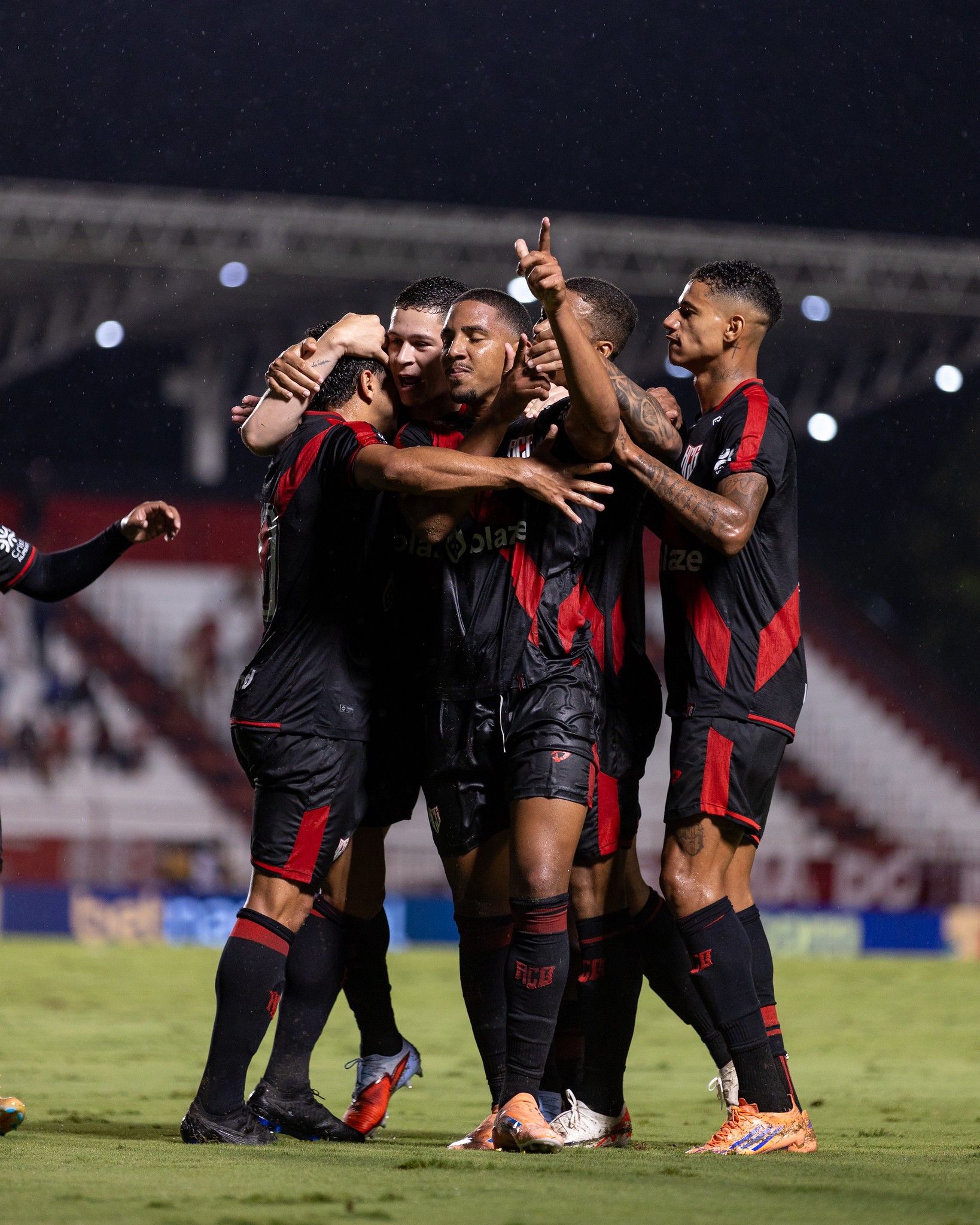 Atlético-GO avalia empréstimo de Léo Jacó para o futebol português
