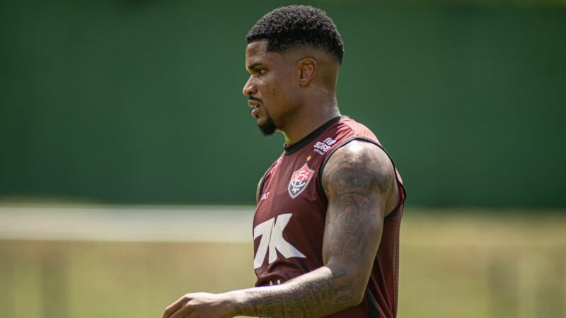 Jair Ventura cita opções e explica planos do Vitória para a lateral direita: “Vai depender do jogo”
