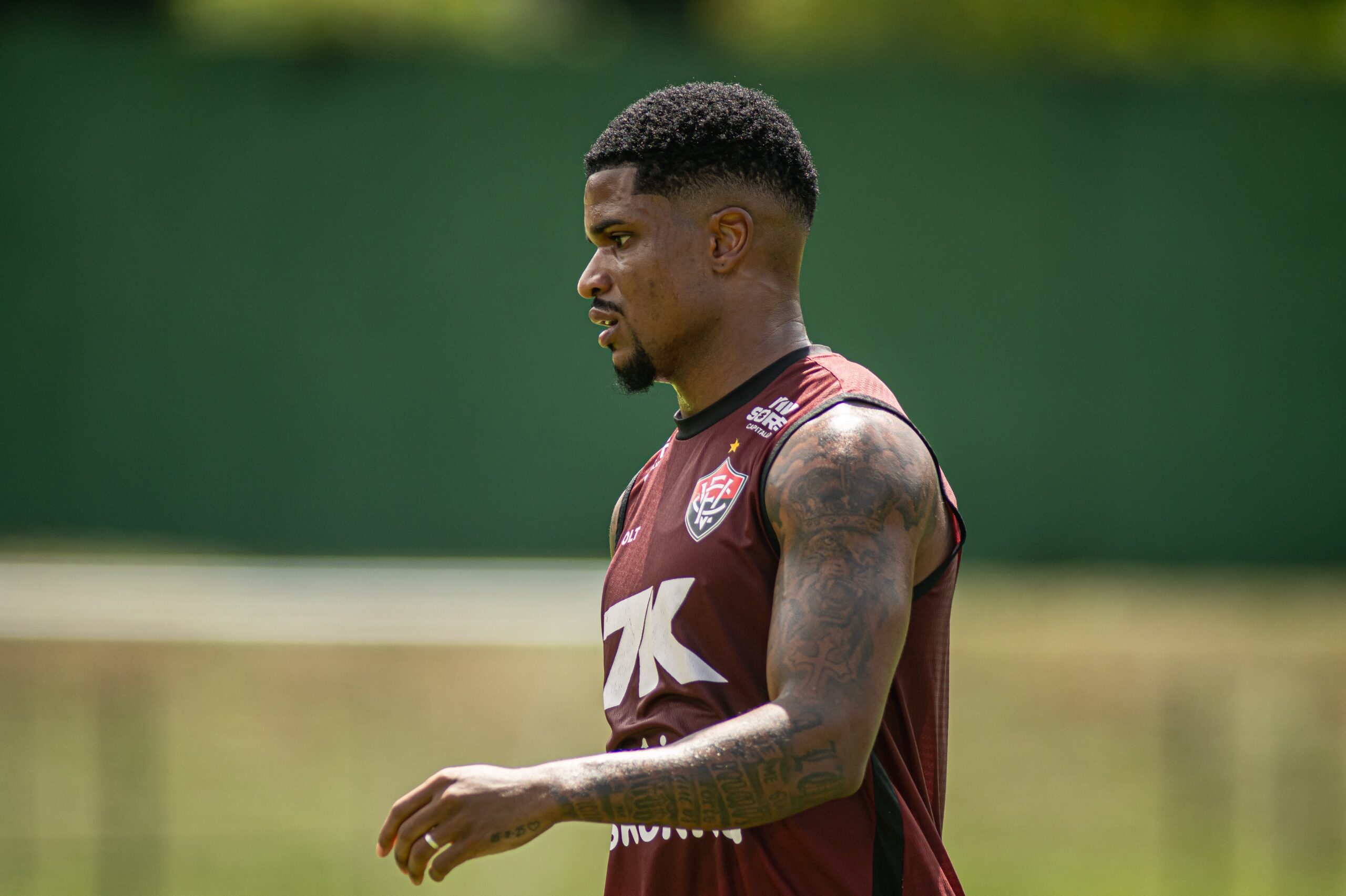 Jair Ventura cita opções e explica planos do Vitória para a lateral direita: “Vai depender do jogo”