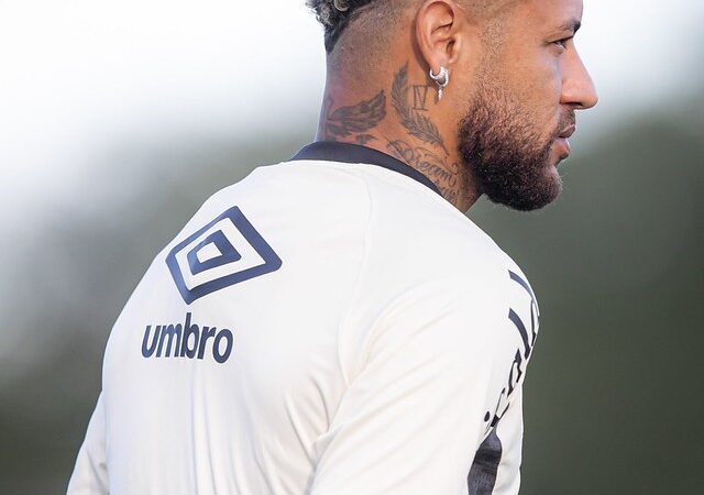 Neymar se reapresenta ao Santos e faz exames no CT