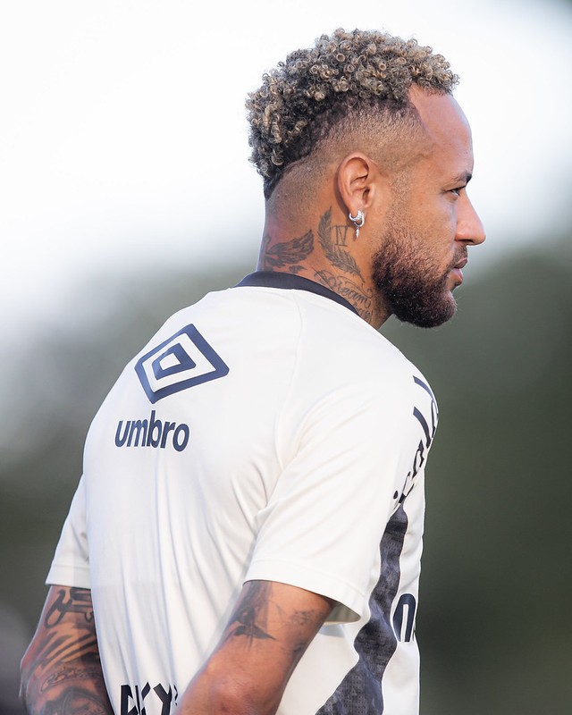 Neymar se reapresenta ao Santos e faz exames no CT