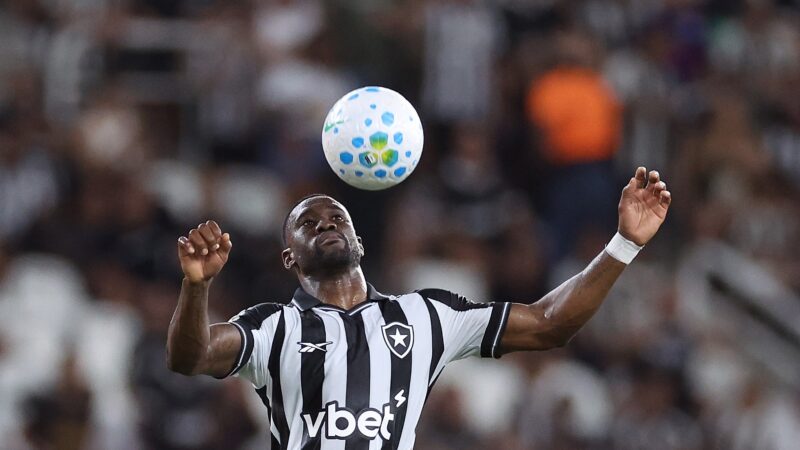 Botafogo rescinde o contrato de Bastos