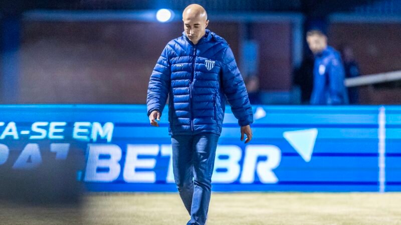 Avaí demite técnico Cauan de Almeida após derrota na Série B