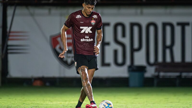 Vitória x Vasco: Zé Vitor é substituído no primeiro tempo por causa de dores no joelho