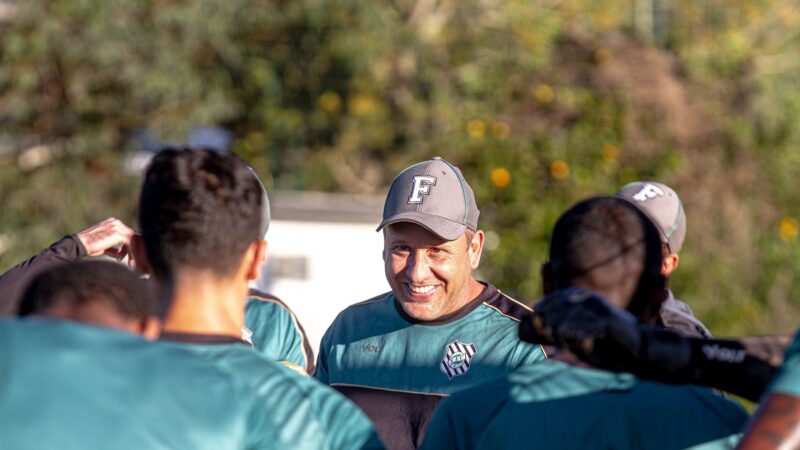 Raul Cabral vê Figueirense em evolução e evita pressão antes de duelo contra o Brusque