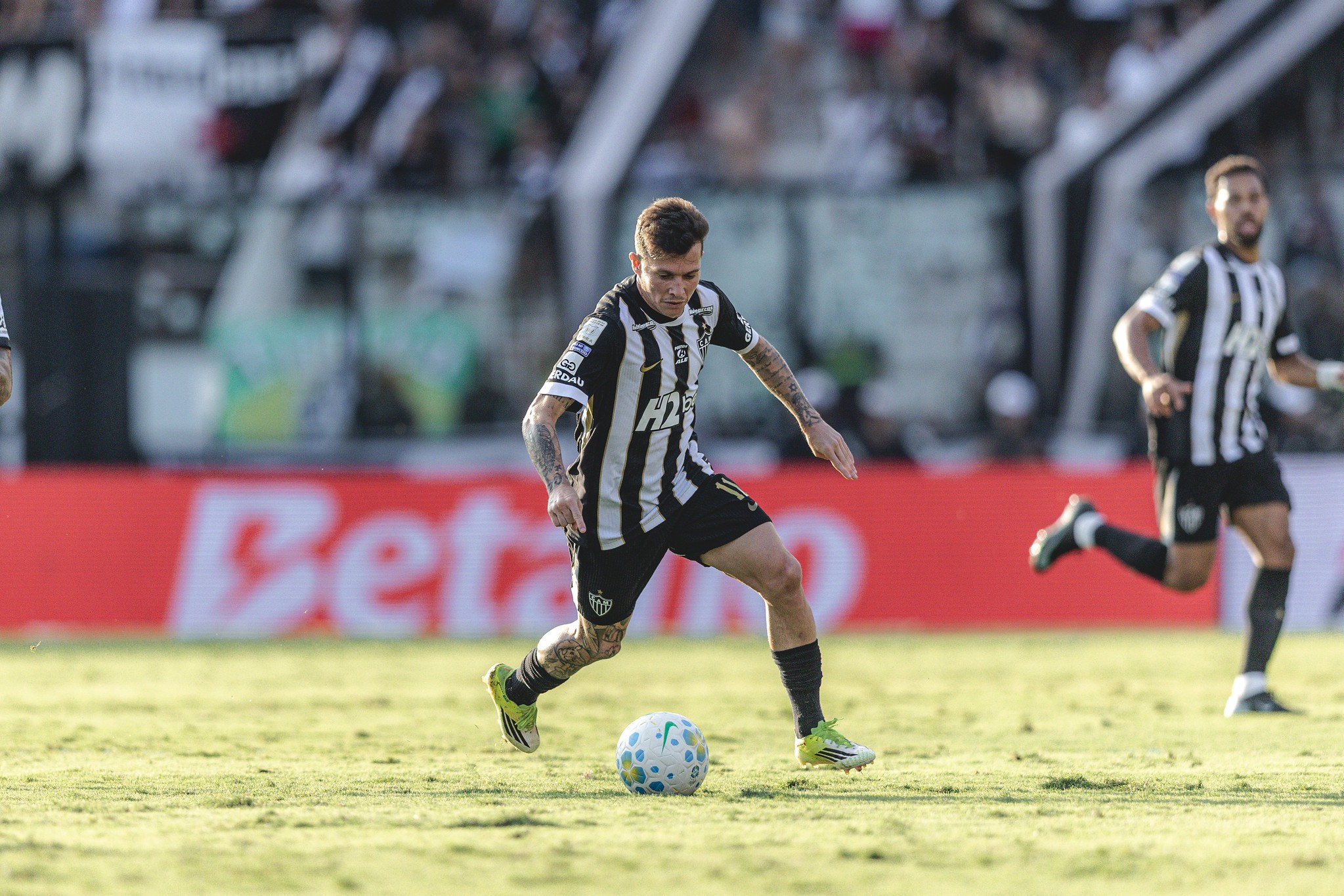 Bernard passa a limpo dois anos no Atlético-MG e admite pressão: “Altos e baixos”