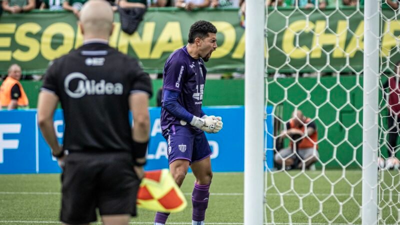 Cruzeiro pede o retorno de Léo Aragão e goleiro se despede do Avaí