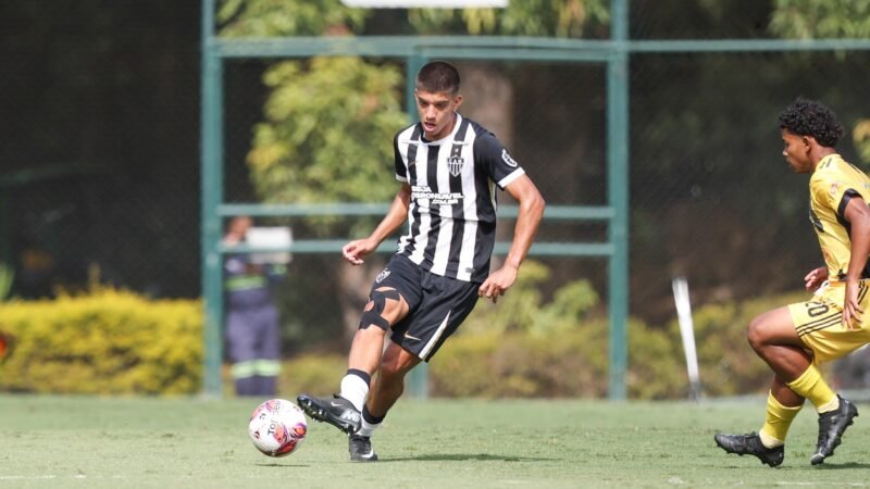 Atlético-MG anuncia venda de três jogadores da base para clubes do exterior; veja condições