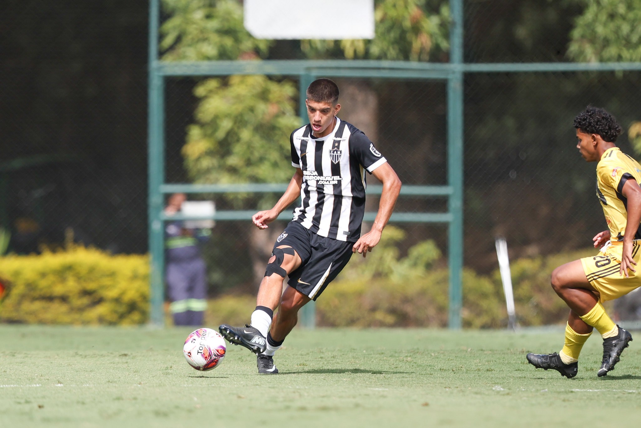 Atlético-MG negocia lateral da base com futebol árabe; veja detalhes