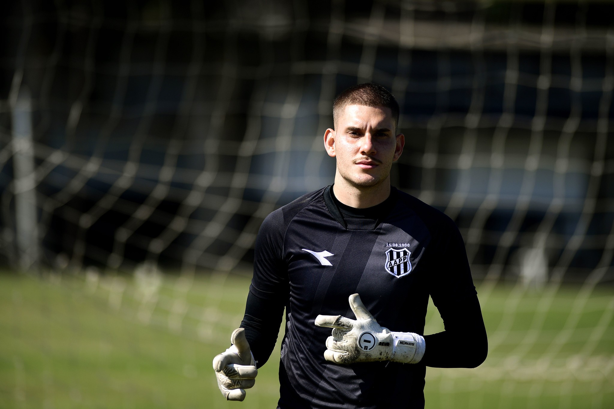 Novo goleiro titular da Ponte cita início de atacante e por que mudou de posição