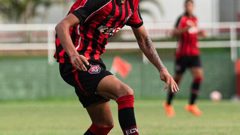 Promovido na intertemporada, jogador da base do Vitória assina primeiro contrato profissional