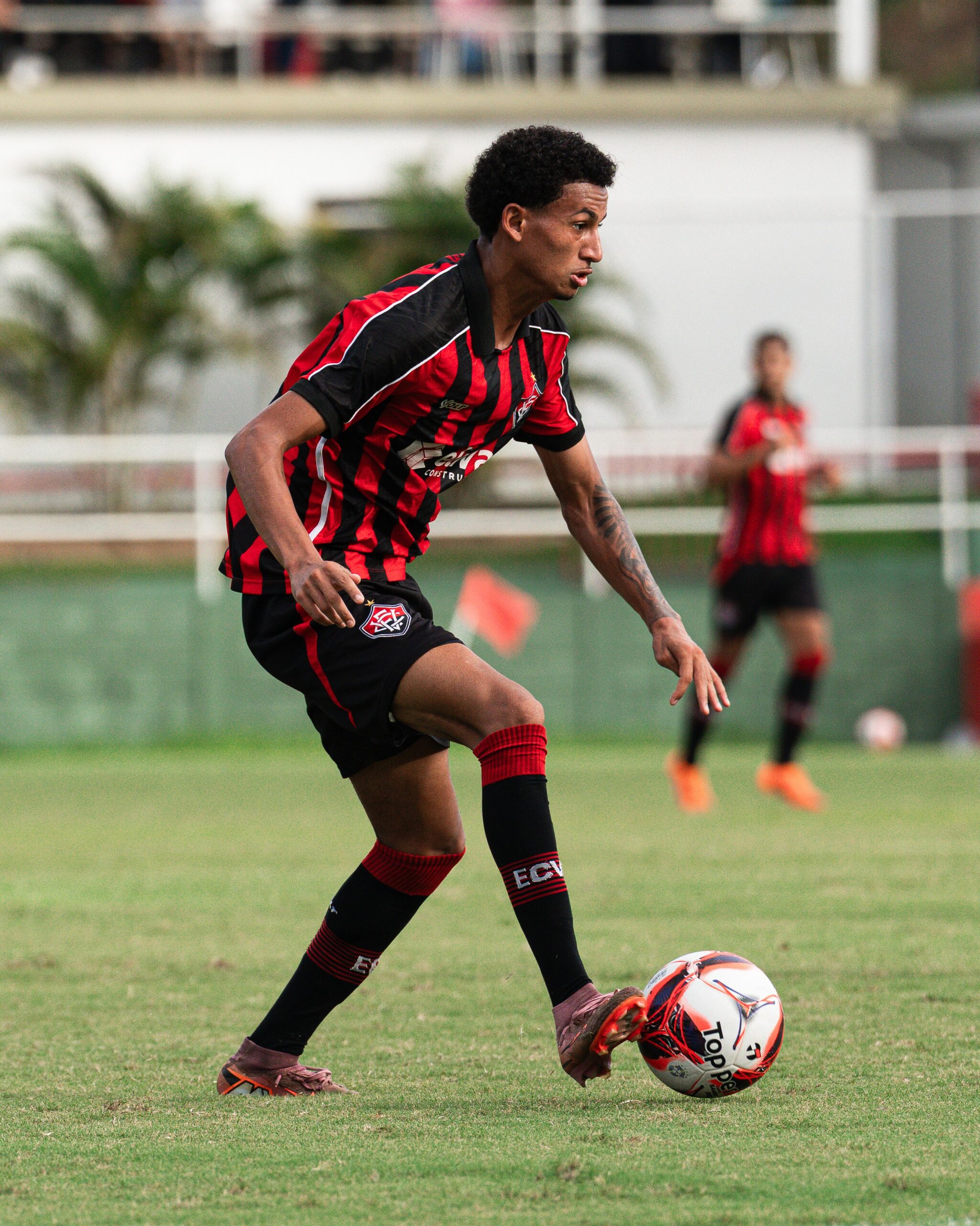Promovido na intertemporada, jogador da base do Vitória assina primeiro contrato profissional
