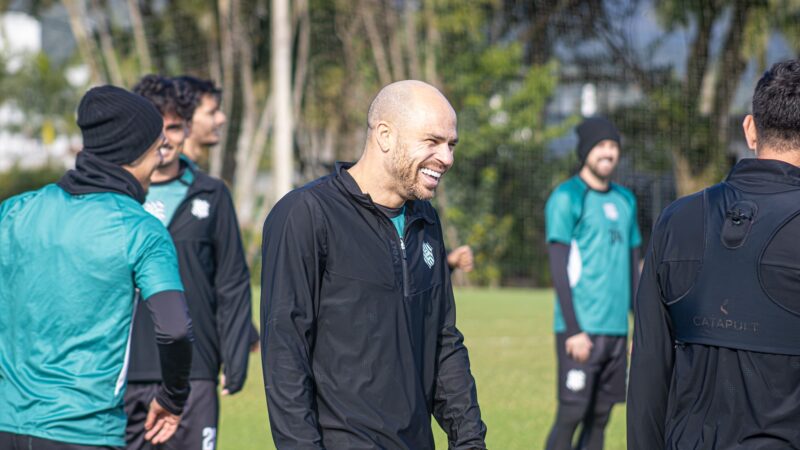 Silvinho celebra retorno ao Figueirense após lesão e comenta bom momento do time