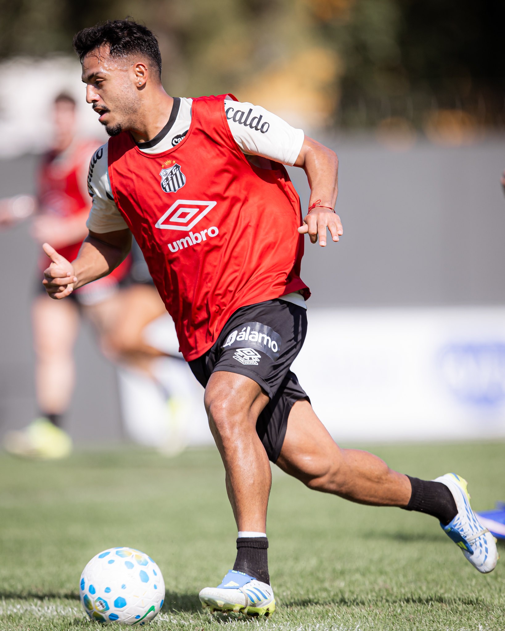 Sem Mayke e reforços, Cuca abre disputa para “sombra” de Igor Vinícius no Santos