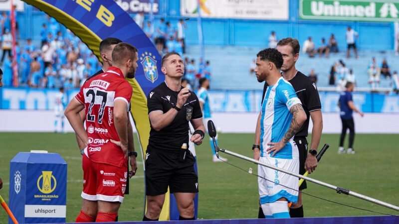 Alemão está machucado? Zagueiro do CRB saiu de campo mancando no último jogo
